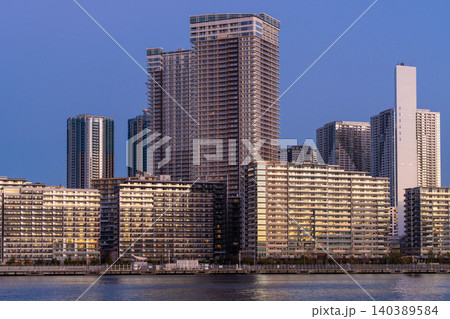 夜明けの晴海フラッグと東京湾岸のタワーマンション群 夜明けの晴海フラッグと東京湾岸のタワーマンション群 140389584