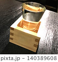居酒屋で楽しむ日本酒（升とグラスの「もっきり」こぼれ酒） 140389608