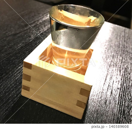 居酒屋で楽しむ日本酒（升とグラスの「もっきり」こぼれ酒） 140389608