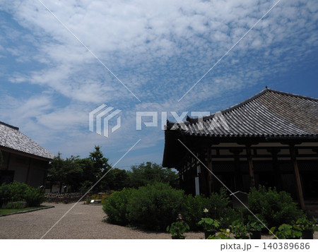 歴史ある瓦屋根と爽快な空のコントラスト。初夏の光に満ちた元興寺の境内風景 歴史ある瓦屋根と爽快な空のコントラスト。初夏の光に満ちた元興寺の境内風景 140389686