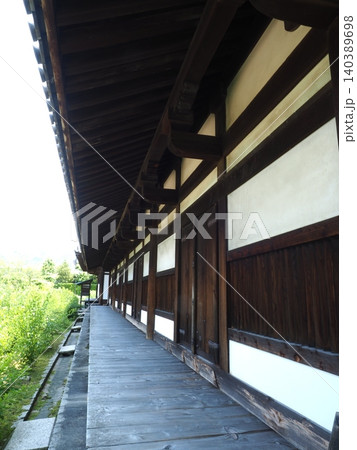 静寂の極みに伸びる国宝の廊下。世界遺産・元興寺『禅室』の裏手に佇む端正な木造構造と新緑 静寂の極みに伸びる国宝の廊下。世界遺産・元興寺『禅室』の裏手に佇む端正な木造構造と新緑 140389698