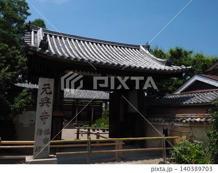らまち散策の象徴。みずみずしい新緑と紫陽花に彩られた元興寺・東門の外観風景 らまち散策の象徴。みずみずしい新緑と紫陽花に彩られた元興寺・東門の外観風景 140389703