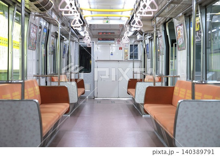 【Osaka Metro】70系の車内(長堀鶴見緑地線:門真南駅) 【Osaka Metro】70系の車内(長堀鶴見緑地線:門真南駅) 140389791