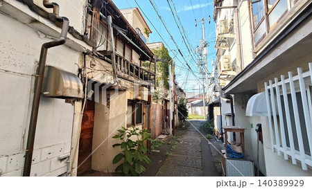 地方都市の古い住宅が残る裏路地の風景 地方都市の古い住宅が残る裏路地の風景 140389929