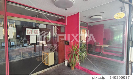 閉店した店舗入口と空きテナントの風景 閉店した店舗入口と空きテナントの風景 140390057