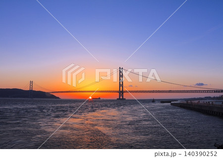 明石海峡大橋と夕陽(マリンピア神戸より) 明石海峡大橋と夕陽(マリンピア神戸より) 140390252