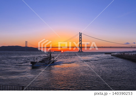 明石海峡大橋と夕陽(マリンピア神戸より) 明石海峡大橋と夕陽(マリンピア神戸より) 140390253