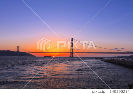 明石海峡大橋と夕陽(マリンピア神戸より) 明石海峡大橋と夕陽(マリンピア神戸より) 140390254