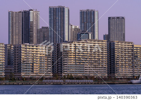 夜明けの晴海フラッグとタワーマンション群 夜明けの晴海フラッグとタワーマンション群 140390363