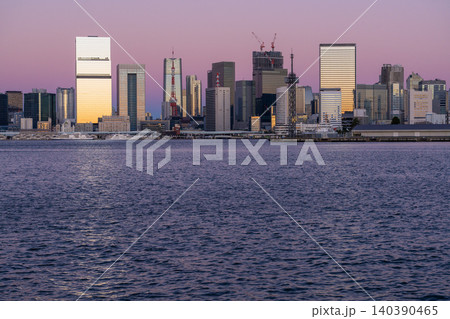 夜明けの東京湾と東京タワーの都市風景 夜明けの東京湾と東京タワーの都市風景 140390465