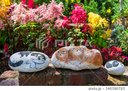 Painted cat artwork on rocks in Kamado Jigoku, Beppu, Oita Painted cat artwork on rocks in Kamado Jigoku, Beppu, Oita 140390783