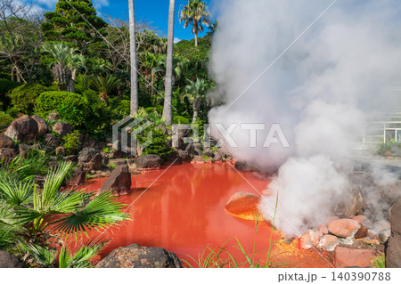Chinoike Jigokuor Blood red pond hell with heavy steam, Beppu Chinoike Jigokuor Blood red pond hell with heavy steam, Beppu 140390788