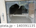 廃墟の割れた窓ガラス 140391135