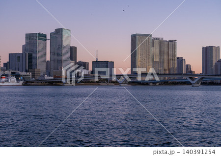 タイトル 夜明けの晴海トリトンスクエアと東京湾岸の都市風景 タイトル 夜明けの晴海トリトンスクエアと東京湾岸の都市風景 140391254