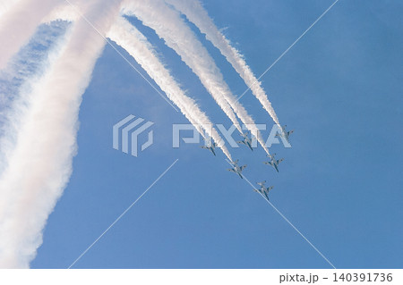 航空自衛隊T-4ブルーインパルスのデルタロール 航空自衛隊T-4ブルーインパルスのデルタロール 140391736