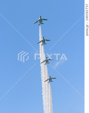 航空自衛隊T-4ブルーインパルスのトレイル隊形 航空自衛隊T-4ブルーインパルスのトレイル隊形 140391737