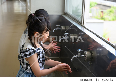 学校の水道場で丁寧に手を洗う女子小学生たち 学校の水道場で丁寧に手を洗う女子小学生たち 140392213