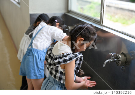 学校の水道場で丁寧に手を洗う女子小学生たち 学校の水道場で丁寧に手を洗う女子小学生たち 140392216
