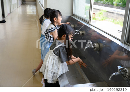 学校の水道場で丁寧に手を洗う女子小学生たち 学校の水道場で丁寧に手を洗う女子小学生たち 140392219