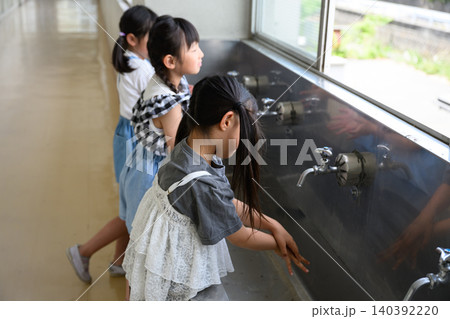 学校の水道場で丁寧に手を洗う女子小学生たち 学校の水道場で丁寧に手を洗う女子小学生たち 140392220
