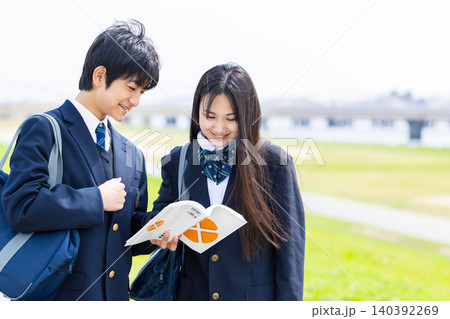 一緒にテキストを見る中学生 一緒にテキストを見る中学生 140392269