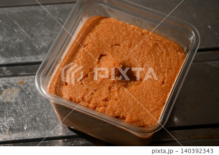 プラスチック容器に入った市販の味噌 プラスチック容器に入った市販の味噌 140392343