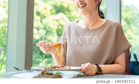 ランチを食べる女性・ビジネスウーマン 140392511