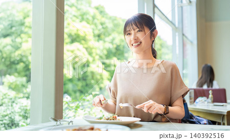 ランチを食べる女性・ビジネスウーマン 140392516