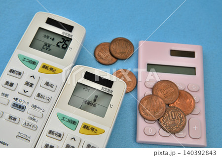 エアコンのリモコンと電卓 お金 節電イメージ エアコンのリモコンと電卓 お金 節電イメージ 140392843