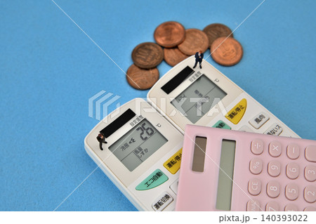 エアコンのリモコンと電卓 お金 節電イメージ エアコンのリモコンと電卓 お金 節電イメージ 140393022