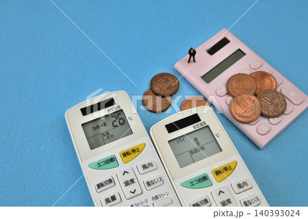 エアコンのリモコンと電卓 お金 節電イメージ エアコンのリモコンと電卓 お金 節電イメージ 140393024