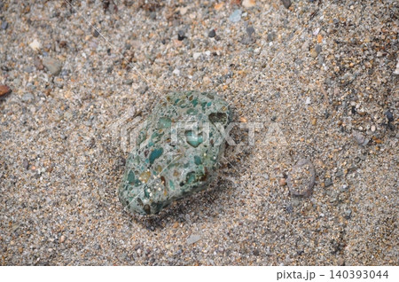 砂浜にあった石にハートの形 140393044