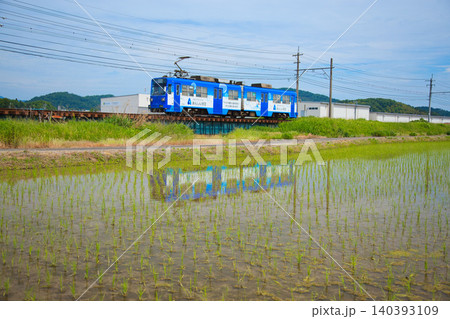 田植えが始まった田園地帯を走る福鉄福武線 140393109