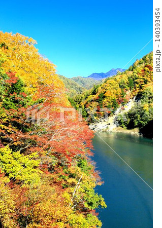 奥裾花渓谷の紅葉 140393454