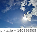 太陽に照らせれた白い雲と青空 太陽に照らせれた白い雲と青空 140393505