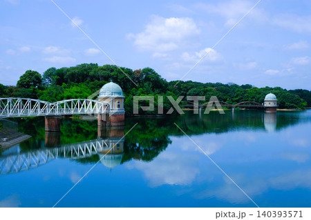 多摩湖の取水塔と湖面に映り込む青空と白い雲の景色 多摩湖の取水塔と湖面に映り込む青空と白い雲の景色 140393571