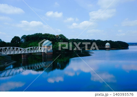 多摩湖の取水塔と湖面に映り込む青空と白い雲の景色 多摩湖の取水塔と湖面に映り込む青空と白い雲の景色 140393576