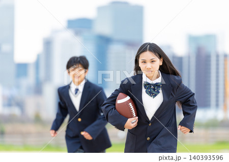 ラグビーボールを持って走る中学生 ラグビーボールを持って走る中学生 140393596