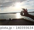 海に沈む夕日と拾った松ぼっくり 140393634