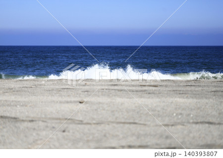 海の水平線と空 海岸線の砕ける白い波と砂浜 海の水平線と空 海岸線の砕ける白い波と砂浜 140393807