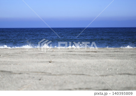 海の水平線と空 海岸線の砕ける白い波と砂浜 140393809