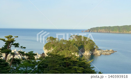 流紋岩の白、南部赤松の緑、海のコバルトブルーが美しい海辺の風景〈浄土ヶ浜/岩手県宮古市〉 流紋岩の白、南部赤松の緑、海のコバルトブルーが美しい海辺の風景〈浄土ヶ浜/岩手県宮古市〉 140393918