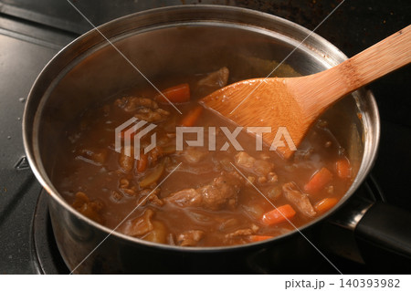鍋に入った出来たてのカレールウ 140393982