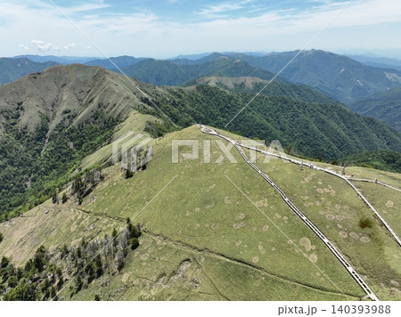 徳島県剣山山頂と四国山地を望む空撮絶景 徳島県剣山山頂と四国山地を望む空撮絶景 140393988