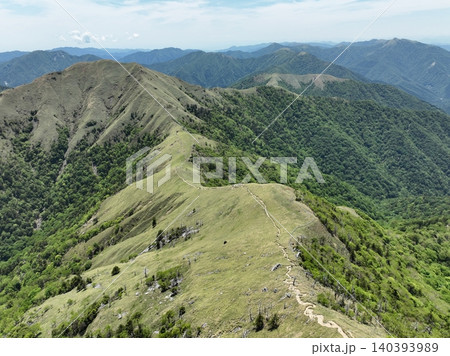 徳島県剣山山頂と四国山地を望む空撮絶景 徳島県剣山山頂と四国山地を望む空撮絶景 140393989