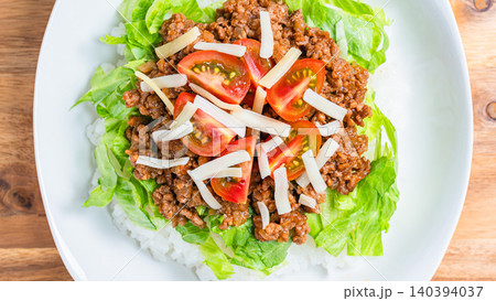 タコライス レタスとトマトをのせたチーズ入り沖縄料理の写真 タコライス レタスとトマトをのせたチーズ入り沖縄料理の写真 140394037