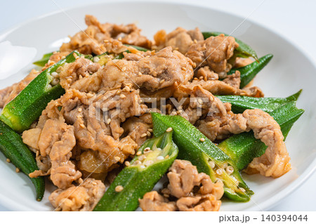 オクラと豚肉の炒め物 ごま風味の和風おかず オクラと豚肉の炒め物 ごま風味の和風おかず 140394044