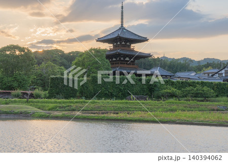 斑鳩の初夏の風景である法起寺を映し出す水温む水田っを撮影 斑鳩の初夏の風景である法起寺を映し出す水温む水田っを撮影 140394062