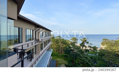 流紋岩の白、南部赤松の緑、海のコバルトブルーが美しい海辺の風景〈浄土ヶ浜/岩手県宮古市〉 流紋岩の白、南部赤松の緑、海のコバルトブルーが美しい海辺の風景〈浄土ヶ浜/岩手県宮古市〉 140394167