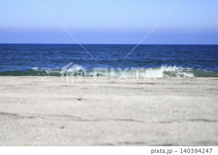 海の水平線と空 海岸線の砕ける白い波と砂浜 海の水平線と空 海岸線の砕ける白い波と砂浜 140394247